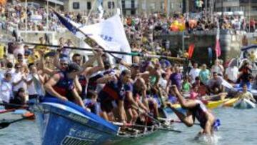 BANDERA BAJO SOSPECHA. Los remeros bermeotarras celebran en 2010 el triunfo en La Concha que desencaden&oacute; la &lsquo;Operaci&oacute;n Estrobo&rsquo;.
 