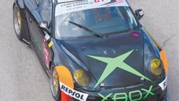 EN LA PISTA . AS está presente en el Campeonato de España de GT, apoyando a uno de los coches favoritos del certamen. Miguel Ángel de Castro y Ángel Burgueño han aceptado esta temporada un nuevo desafío poniéndose al volante de un Porsche.