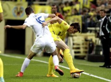 El centrocampista del Z¨²rich Oliver Buff y el defensa del Villarreal Adri¨¢n Mar¨ªn.