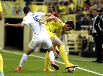 El centrocampista del Zúrich Oliver Buff y el defensa del Villarreal Adrián Marín.