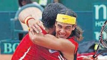 <b>CASTA ESPAÑOLA. </b>Nadal celebra el triunfo con Fernando Verdasco.
