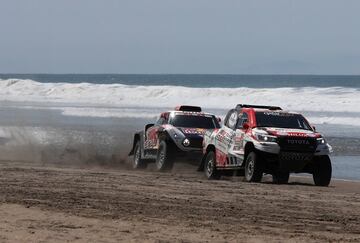 Nasser Al-Attiyah de Qatar y Stephane Peterhansel de Francia.