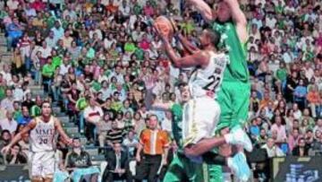 <b>APARECIÓ. </b>Bullock entra a canasta con la oposición de Freeland. Vidal, Jiménez y Welsch observan.