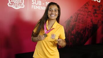 María Llompart posa con la medalla de oro en la recepción a la selección española de fútbol tras proclamarse campeonas del Europeo de Fútbol sub-19.
