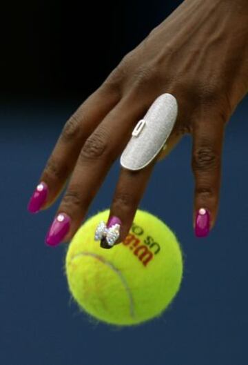 Venus Williams de los EE.UU. golpea la bola contra Kirsten Flipkens de Bélgica durante su partido de singles femenino del Abierto de 2013 de Estados Unidos en el USTA Billie Jean King National Tennis Center en Nueva York el 26 de agosto de 2013.