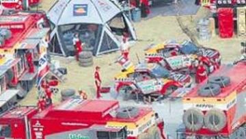 <b>NADA A LA VISTA. </b>La gente de Mitsubishi trabaja en los coches de Peterhansel y Roma rodeados por camiones que impiden miradas indiscretas.