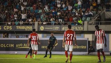 24-07-2023. LA PAZ, MÉXICO. IMAGEN DEL PARTIDO AMISTOSO ATLÉTICO LA PAZ-SPORTING. LOS JUGADORES ROJIBLANCOS ÁLEX LOZANO (30), ENOL COTO (27) Y LEO MIGUEL LAMENTAN UNO DE LOS GOLES LOCALES EN EL ESTADIO GUAYCURA (2-0).