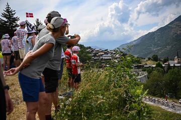 Aficionados disfrutando de esta 17ª etapa del Tour.