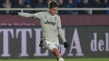 Paulo Dybala dispara a puerta