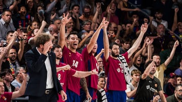 Roger Grimau, entrenador del Barça, Darío Brizuela, Willy Hernangómez, Joel Parra y Álex Abrines celebran un triple en el Palau ante el Bayern, su rival hoy en Múnich.