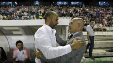 Jémez abraza a Nuno.