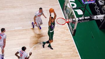 Tyson Pérez machaca.