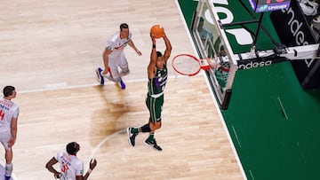 Tyson Pérez machaca.