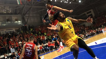 Un instante del primer partido de la final, entre Hapoel y Gran Canaria, jugado en Samokov.