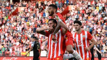 ALMERÍA, 02/05/2023.- El delantero brasileño de la UD Almería Leo Baptistao (i) celebra su gol, primero del equipo andaluz ante el Elche CF, durante el partido de la jornada 33 de LaLiga que UD Almería y Elche CF disputan hoy martes en Power Horse Stadium de Almería. EFE/ Carlos Barba
