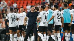 Gattuso felicita a sus futbolistas.