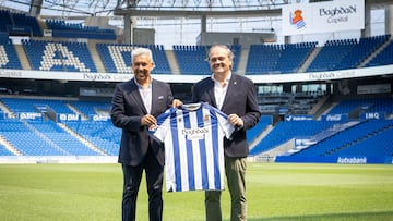 SAN SEBASTIÁN, 14/08/2025.- El presidente de la Real Sociedad, Jokin Aperribay (d), y el presidente y fundador de Baghdadi Capital, Baihas Baghdadi, posan este jueves durante la presentación de este compañía financiera como nuevo patrocinador del club blanquiazul. EFE/Javier Etxezarreta