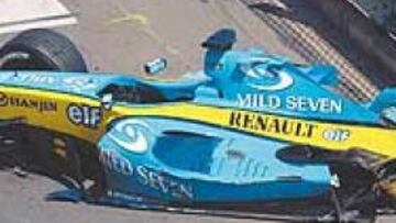 <b>IMPACTO VIOLENTO.</b> El accidente de Fernando Alonso dejó muy dañado el Renault en sus dos ejes. Por suerte, el piloto asturiano resultó ileso... excepto en el ánimo.