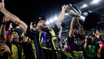 LOS ANGELES, CALIFORNIA - SEPTEMBER 25: Olivier Giroud #9 of Los Angeles FC hoisting the championship trophy celebrates with teammate as fans after defeating Sporting Kansas City, 3-1, in extra time during the U.S. Open Cup Championship match between Sporting Kansas City and Los Angeles Football Club at BMO Stadium on September 25, 2024 in Los Angeles, California. Kevork Djansezian/Getty Images/AFP (Photo by KEVORK DJANSEZIAN / GETTY IMAGES NORTH AMERICA / Getty Images via AFP)