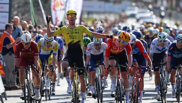 PIZARRA (MÁLAGA), 18/02/2026.- El ciclista francés del Visma, Christophe Laporte (c) celebra su victoria en la primera etapa de la Vuelta a Andalucía-Ruta del Sol, este miércoles entre las localidades de Benahavís y Pizarra, con 163,9 kilómetros de recorrido. EFE/ Jorge Zapata
