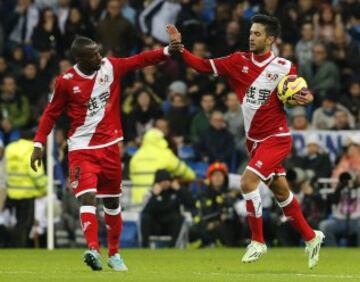El jugador del Rayo Vallecano Bueno es felicitado por Kakuta tras marcar ante el Real Madrid, durante el partido de la undécima jornada de Liga en Primera División que disputan esta noche en el estadio Santiago Bernabéu