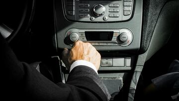 Mano de conductor sobre la palanca de marchas