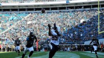 Antonio Gates recibe un pase de TD frente a los Jaguars.