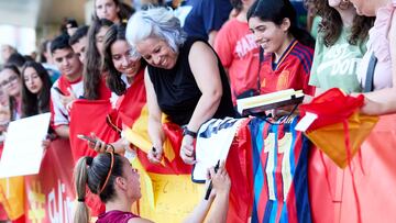 La jugadora de la selección española, Athenea del Castillo firmando autógrafos en la Ciudad del Fútbol de Las Rozas