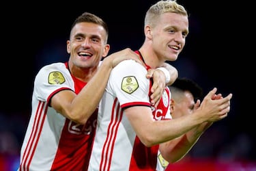 De Jong: "I'd prefer for Van de Beek to stay with Ajax"