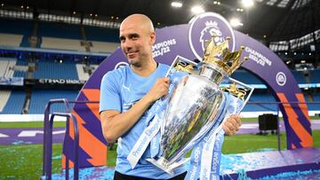 Pep Guardiola, entrenador del Manchester City, celebra la consecución Premier League tras ganar al Aston Villa.