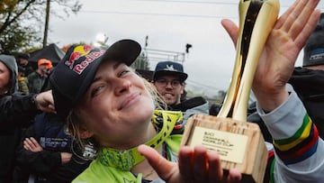 Valentina Höll con su trofeo de ganadora de la Copa del Mundo DH 2024