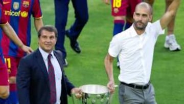 <b>VUELTA DE HONOR. </b>Laporta y los jugadores con la copa.