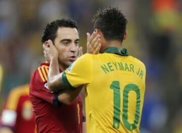 Xavi saluda a su compañero del Barcelona Neymar en un partido contra la selección brasileña.