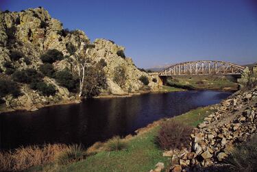 Es uno de los máximos depósitos de mercurio en el mundo y una de las máximas colecciones de tecnología relacionada con la extracción de ese metal. Almadén e Idrija son testimonio del comercio entre continentes del mercurio. El mercurio fue papel clave en la obtención de plata a partir del mineral en bruto y se usó desde el siglo XVI en las minas de América. Estas minas favorecieron el intercambio cultural y económico entre América y Europa.  
