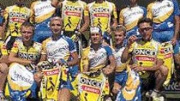 <b>DESPEDIDA.</B> En la última Vuelta de estos equipos, los ciclistas de ibanesto posan con el maillot de la ONCE y viceversa.