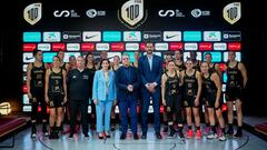 El secretario de Estado para el Deporte, José Manuel Franco, junto a la directora de Comunicación y Relaciones Institucionales de CaixaBank, María Luisa Martínez Gistau, y el presidente de la Federación de Baloncesto, Jorge Garbajosa, posan con las jugadoras de la Selección femenina de baloncesto, durante la presentación oficial del equipo para el Eurobasket 2023 de Israel y Eslovenia.