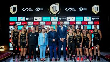 El secretario de Estado para el Deporte, José Manuel Franco, junto a la directora de Comunicación y Relaciones Institucionales de CaixaBank, María Luisa Martínez Gistau, y el presidente de la Federación de Baloncesto, Jorge Garbajosa, posan con las jugadoras de la Selección femenina de baloncesto, durante la presentación oficial del equipo para el Eurobasket 2023 de Israel y Eslovenia.