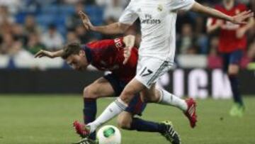 El defensa del Real Madrid Álvaro Arbeloa (d) lucha el balón con Roberto Torres, centrocampista de Osasuna.