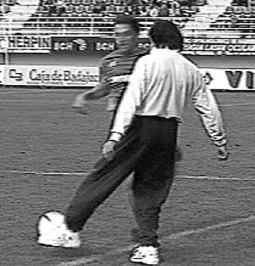 Captura de televisin del momento en el que Enrique Martn par la contra del Badajoz. 