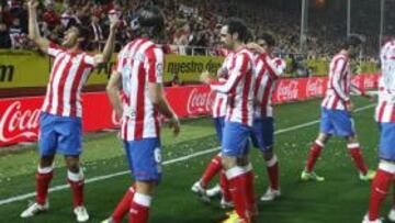 <b>ALEGRÍA. </b>Los jugadores del Atlético se abrazan en el Sánchez Pizjuán tras el gol conseguido por Salvio.