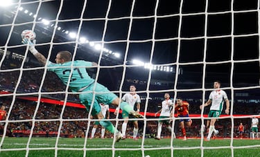 1-0. Pedri cuelga el balón, prolonga con la cabeza Robin Le Normand para Mikel Merino que con un poderoso testarazo, supera al portero búlgaro Svetoslav Vutsov.