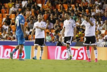 0-2. Los jugadores ches desolados tras encajar el segundo tanto de Hulk.