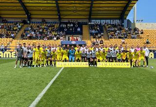 Los veteranos del Villarreal y el Valencia rinden homenaje a José Manuel Llaneza
