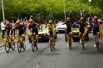 El ciclista danés de Jumbo-Visma, Jonas Vingegaard, con el maillot amarillo de líder general, celebra con champán con sus compañeros de equipo mientras pedalean durante la 21.ª y última etapa de la 110.ª edición de la carrera ciclista del Tour de Francia.