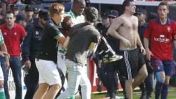 N’Diaye, con Ibai en brazos en medio del tumulto.