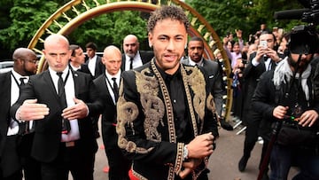 TOPSHOT - Paris Saint-Germain's Brazilian forward Neymar arrives for a TV show on May 13, 2018 in Paris, as part of the 27th edition of the UNFP (French National Professional Football players Union) trophy ceremony. / AFP PHOTO / FRANCK FIFE