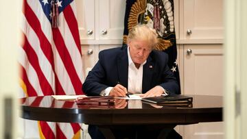 Esta foto del folleto de la Casa Blanca publicada el 4 de octubre de 2020 muestra al presidente de los Estados Unidos, Donald Trump, trabajando en la Suite Presidencial del Centro Médico Militar Nacional Walter Reed en Bethesda, Maryland, el 3 de octubre de 2020.