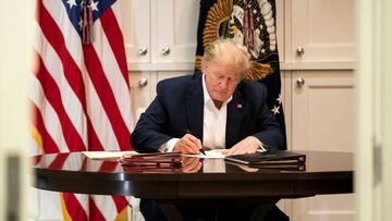 Esta foto del folleto de la Casa Blanca publicada el 4 de octubre de 2020 muestra al presidente de los Estados Unidos, Donald Trump, trabajando en la Suite Presidencial del Centro M&eacute;dico Militar Nacional Walter Reed en Bethesda, Maryland, el 3 de octubre de 2020.