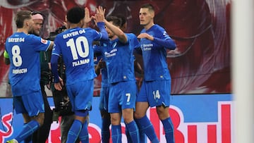 LEIPZIG (Germany), 20/12/2025.- Patrik Schick of Leverkusen (R) celebrates with his teammates after scoring the 1-2 goal during the German Bundesliga soccer match between RB Leipzig and Bayer 04 Leverkusen in Leipzig, Germany, 20 December 2025. (Alemania) EFE/EPA/HANNIBAL HANSCHKE CONDITIONS - ATTENTION: The DFL regulations prohibit any use of photographs as image sequences and/or quasi-video.
