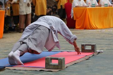 Un monje demuestra sus habilidades de kung fu durante la competición de artes marciales "72 Arts of Shaolin" en dicho templo en Zhengzhou, China.  